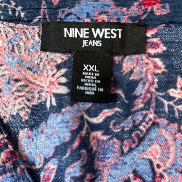 Purple floral pattern flowing top, blouse with roll tab sleeve - Picture 6 of 10